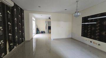 Gambar 4 Rumah Green Lake City Amerika Latin Semi Furnished