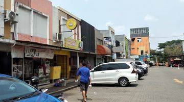 Gambar 3 Toko 1 Lantai Di Dekat Pintu Masuk Pasar Di Graha Raya