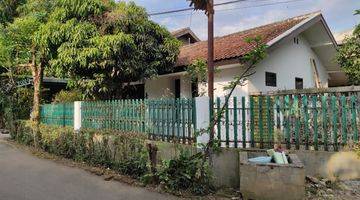 Gambar 2 Rumah Bernuansa Kontemporer di Gunung Batu, Bandung