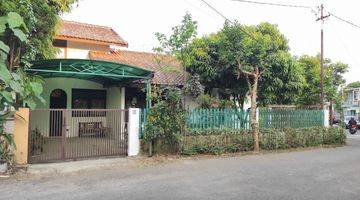 Gambar 1 Rumah Bernuansa Kontemporer di Gunung Batu, Bandung