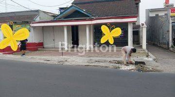 Gambar 1 Rumah besar dg tiap ruangannya besar lega cocok utk berbagai tempat usaha  dijalan raya yg ramai