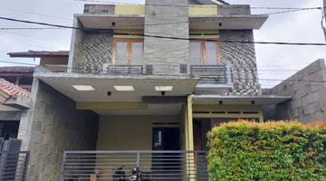 Gambar 1 Rumah 3 Lantai Bangunan Terawat Seperti Baru Semi Furnished SHM di Yupiter, Bandung