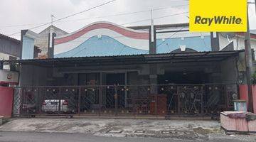 Gambar 1 dua ruko gandeng di tengah kota