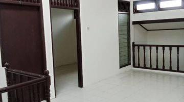 Gambar 4 RUMAH DI MERUYA