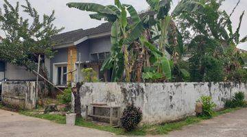 Gambar 2 Rumah Hook Butuh Renovasi Di Lingkungan Asri Dalam Cluster