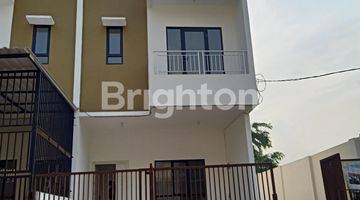 Gambar 1 Rumah 3 Lantai Villamas Mediterania Townhouse Vikamas