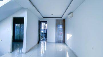 Gambar 4 Rumah 2 Lantai Semi Furnished di Kahuripan Nirwana, Cluster Monroe