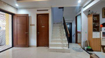 Gambar 1 Rumah 2 Lantai Sudah Renovasi Semi Furnished SHM