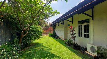 tampak depan rumah tua halaman luas harga