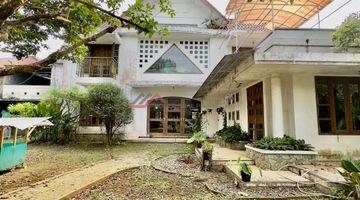 tampak depan rumah besar siap huni dan