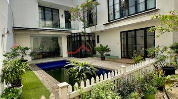 Gambar 1 Rumah Mewah 3 Lantai Di Town House Ekslusif