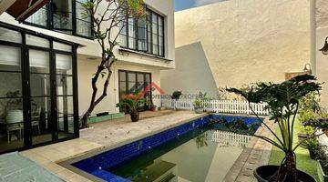 Gambar 2 Rumah Mewah 3 Lantai Di Town House Ekslusif