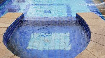 kolam renang rumah mewah klasik modern di