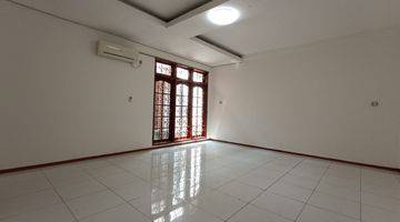kamar tidur rumah 2 lantai dekat blok