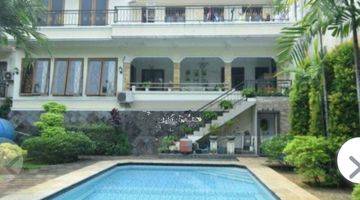 kolam renang rumah mewah besar nan mewah