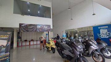 Gambar 3 Bangunan Dua Lantai Showroom Motor di Jl. Meruya Ilir Raya