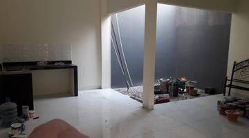 dapur rumah dua lantai di belakang
