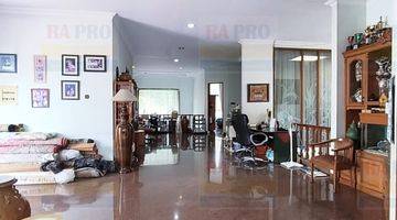 Gambar 4 Rumah di area Pondok Indah nyaman dan asri
