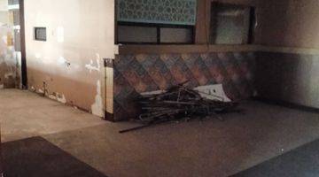 Gambar 5 Ruang usaha di area wolter monginsidi