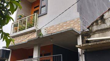 tampak depan rumah 2 lantai di griya