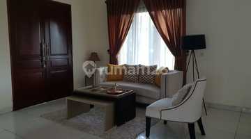 ruang tamu rumah plus swimpool di puspita