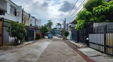 Gambar 2 Rumah di Komplek Green Garden, Jalanan depan lebar dan mulus