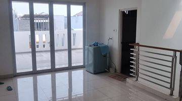 Gambar 5 Rumah Bagus 3 Lantai Semi Furnished