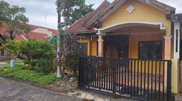 tampak depan rumah di perumahan graha padma