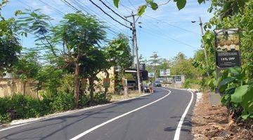 Gambar 5 Jalan utama Pantai Balangan untuk villa cafe, restauran