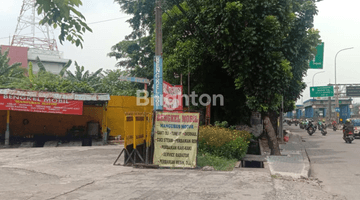 Gambar 1 Rumah dan tempat usaha BAWA HOKI, sebelah gedung ANTAM