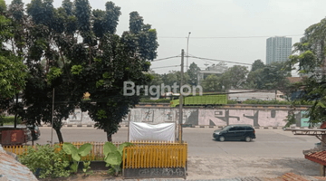 Gambar 4 Rumah dan tempat usaha BAWA HOKI, sebelah gedung ANTAM