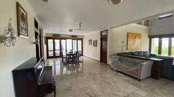 Gambar 5 Beautiful House With Pool In Good Location 