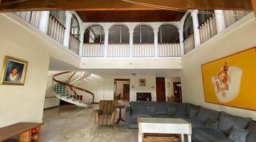 Gambar 4 Beautiful House With Pool In Good Location 