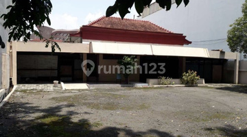 tampak depan rumah luas di pinggir jalan