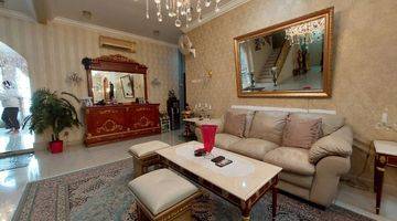 ruang tamu rumah full furnished dgn kolam