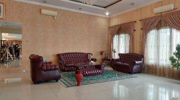 ruang keluarga rumah full furnished dgn kolam
