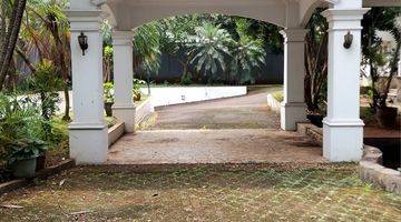 tampak depan rumah mewah american clasic di