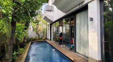 kolam renang rumah 2 lantai dalam townhouse,