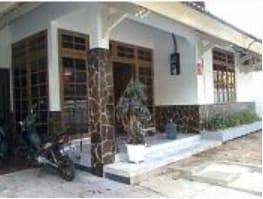 tampak depan rumah 2 lantai bagus dekat