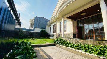 tampak depan rumah 1.5 lantai taman luas