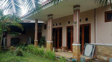 tampak depan rumah 2 lantai taman luas