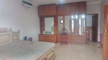 kamar tidur rumah 2 lantai taman luas