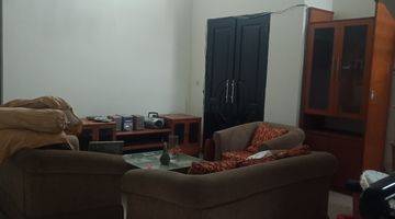 ruang tamu rumah 2 lantai bagus dekat