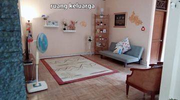 ruang tamu rumah 2 lantai bagus dekat