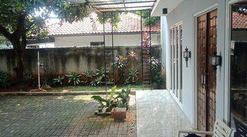 tampak depan rumah 2 lantai bagus dekat