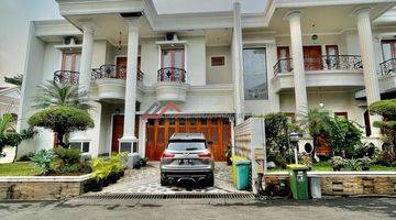 tampak depan rumah klasik eropa  dalam komplek