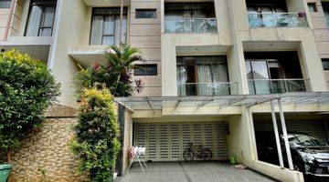 Gambar 1 Rumah Tropical Modern di Townhouse Lebak Bulus Jakarta Selatan