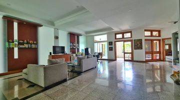 ruang keluarga rumah 2 lantai bagus semi