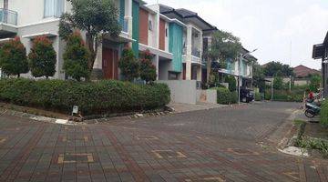 tampak depan rumah bagus dalam kluster di