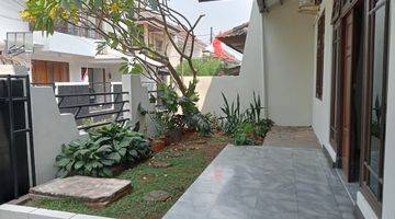 tampak depan rumah bagus di dalam komplek